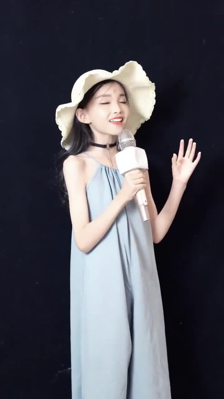 不愧是c位出道的童模,宋小睿翻唱《这个夏天》,堪比中国