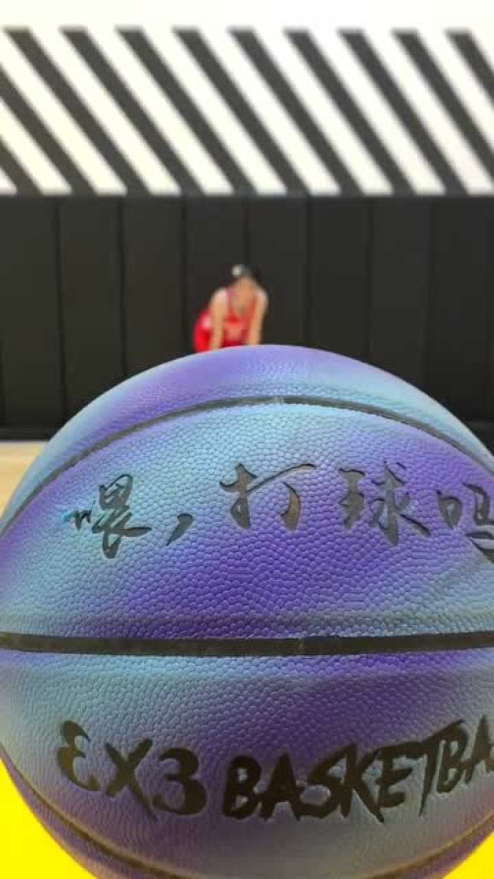路人王知名主播盼盼用diy的新篮球命中底角三分,真是太厉害了