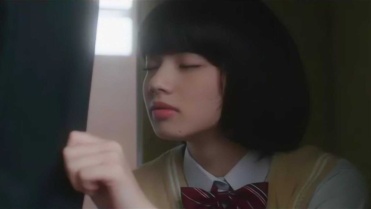学生喜欢上帅气老师，偷偷躲在讲桌里和老师接吻，真刺激_高清