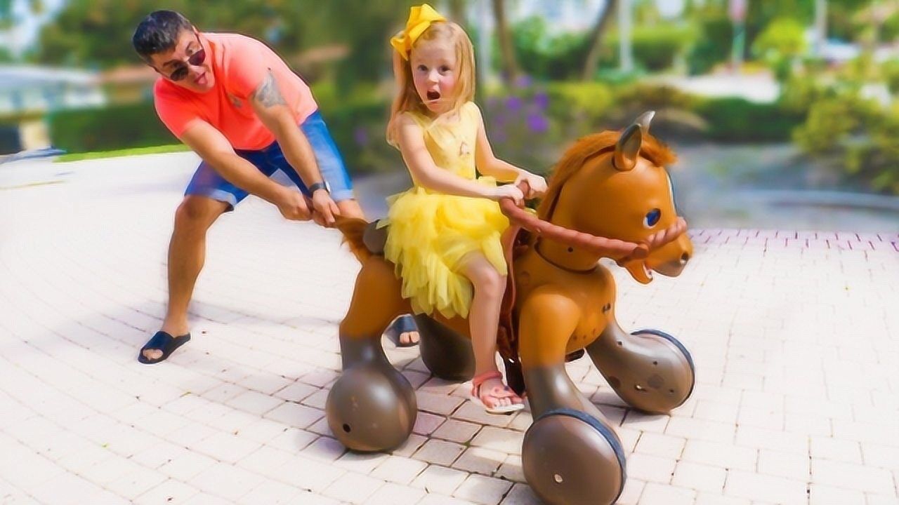 女儿骑着玩具马,没想到半路出现故障,幸好爸爸将它拦了下来