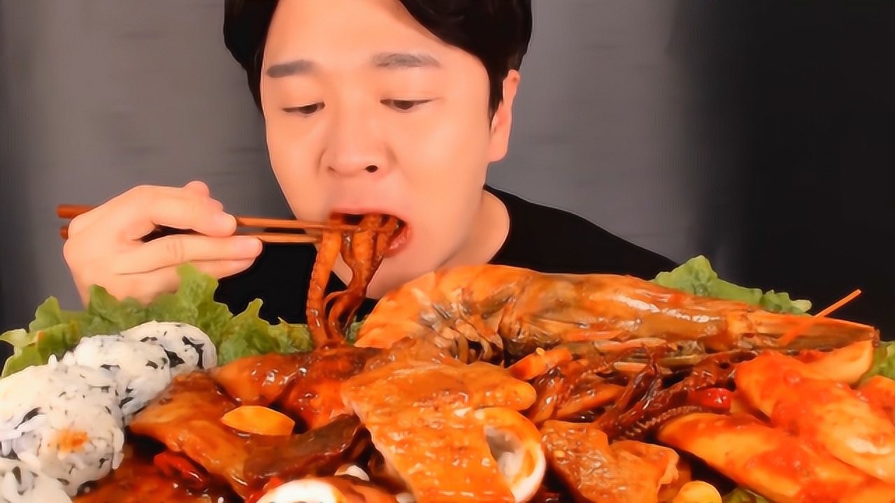 大胃王吃播"变态辣"海鲜,看着红彤彤,小哥开吃才知道都是假象