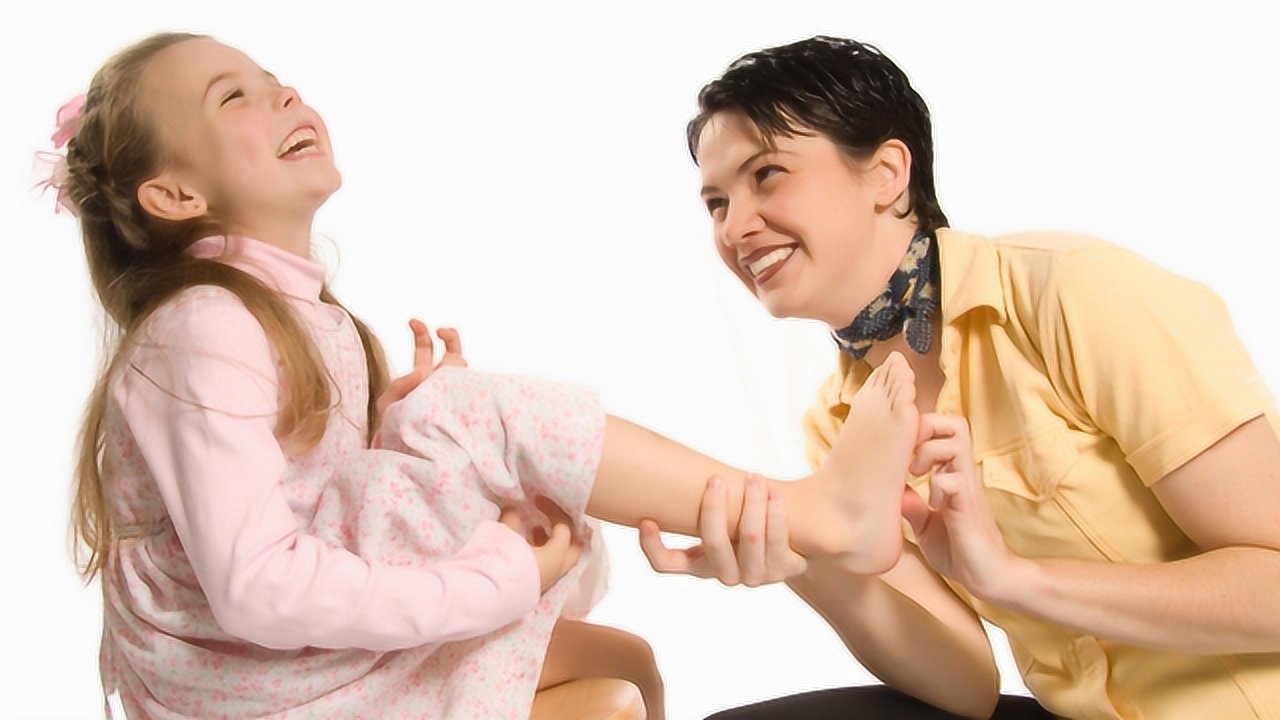 挠痒痒时,为什么自己挠自己不会痒,别人挠却痒不行?看完就明白