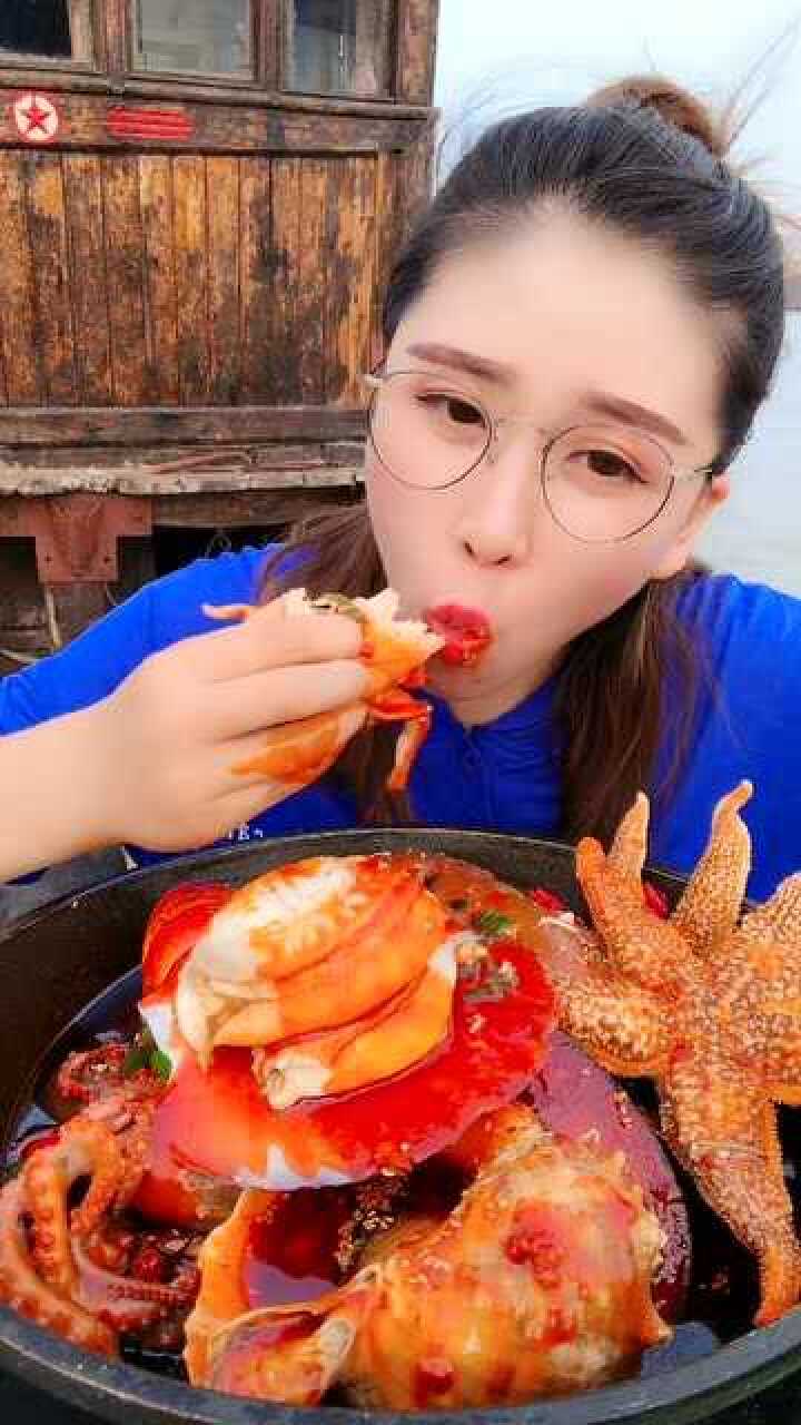 吃播小姐姐又来吃海鲜了,确认过眼神,是家里有矿的人