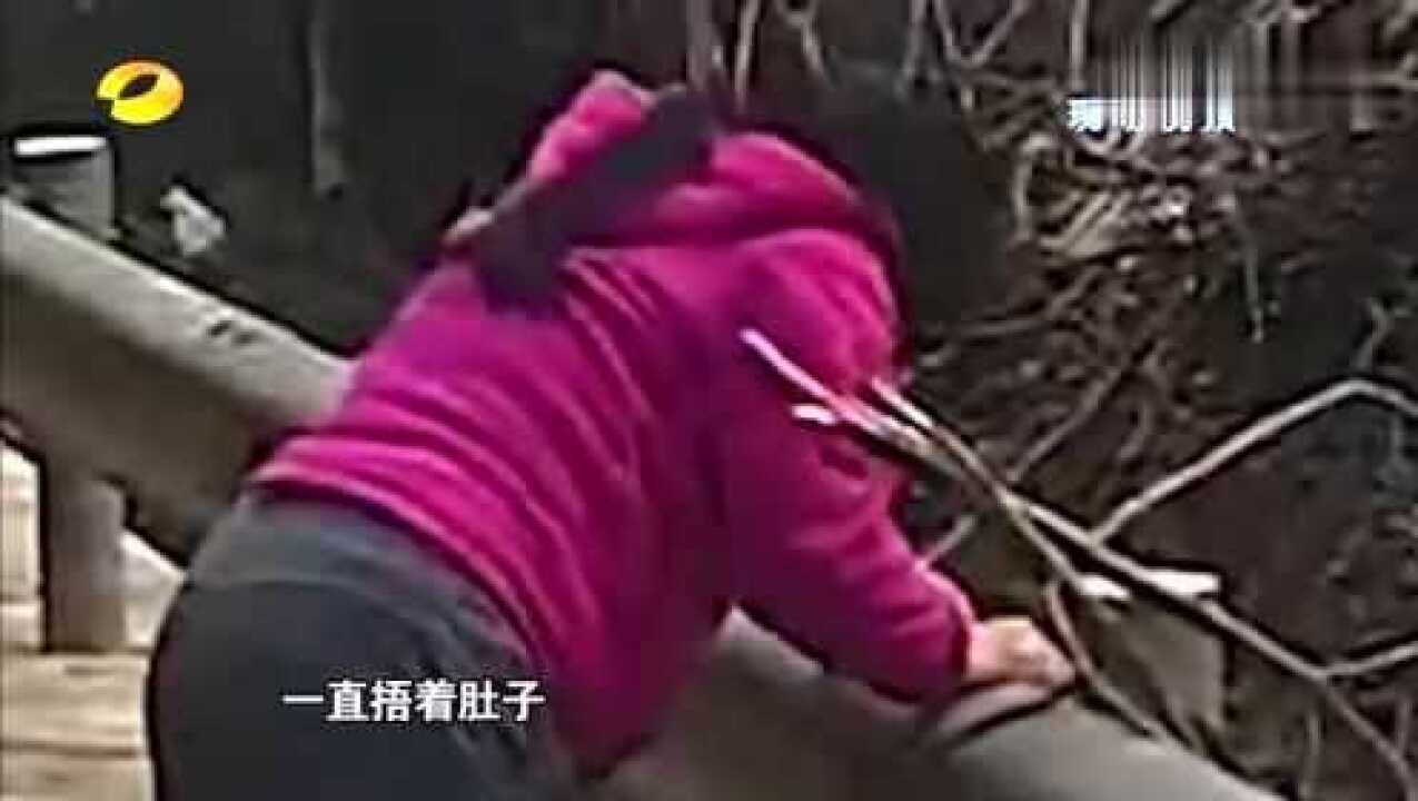 “我要生了”，孕妇脸色苍白捂着肚子，孩子突然之间就生下来了_高清