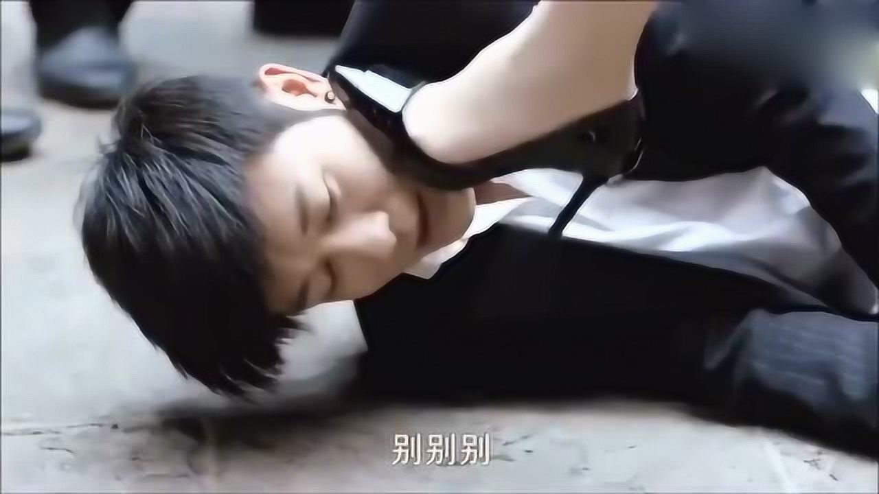 美女老大一脚踩在男子的头上,想不到他握住了脚,这下美女尴尬了