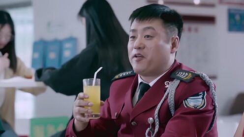 小保安在果汁里下泻药,宋晓峰刚要喝却被杀手抢走,结果这味太大