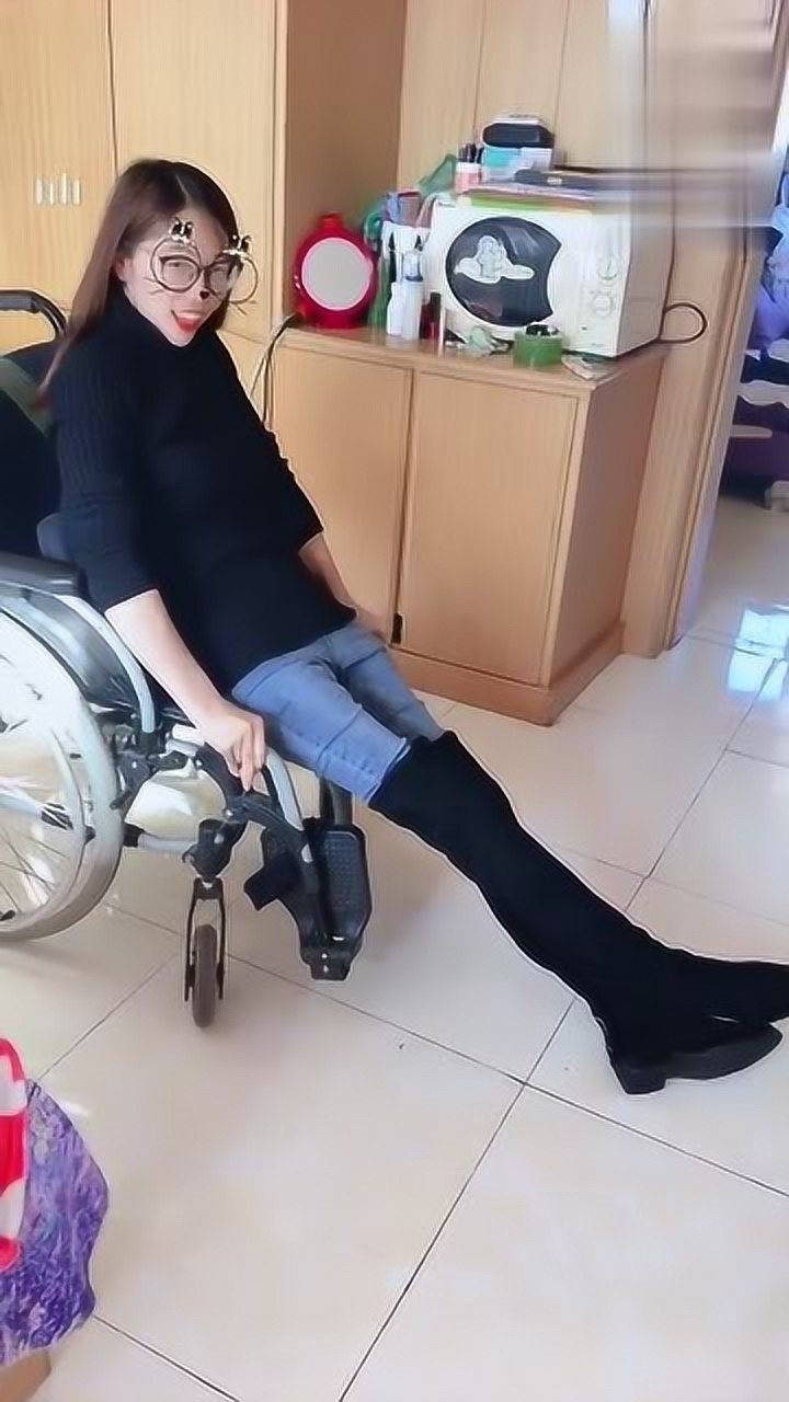 残疾小姐姐的腿非常的长可惜以后再也不能站起来了