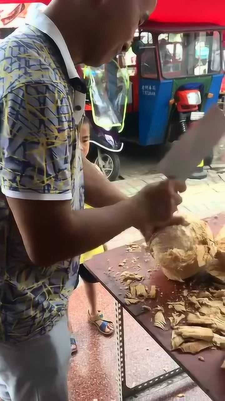 开椰子时候菜刀的正确用法