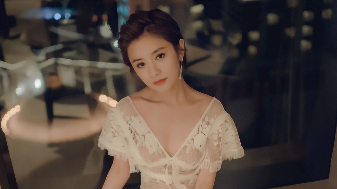 伊一主持节目忘穿内衣,强撑1个小时,张国立全程表现被网友大赞