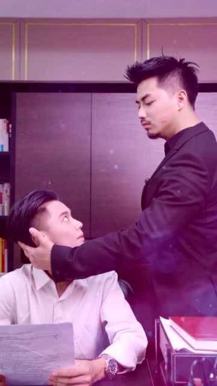 两个男人竟在办公室接吻,太辣眼了!_腾讯视频