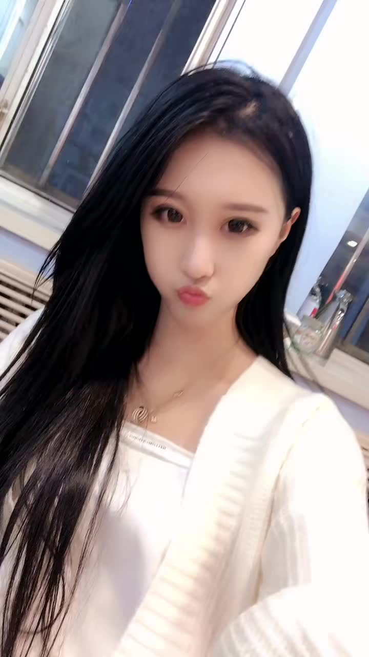 小姐姐秀自拍还嘟嘴,样子看着十分可爱