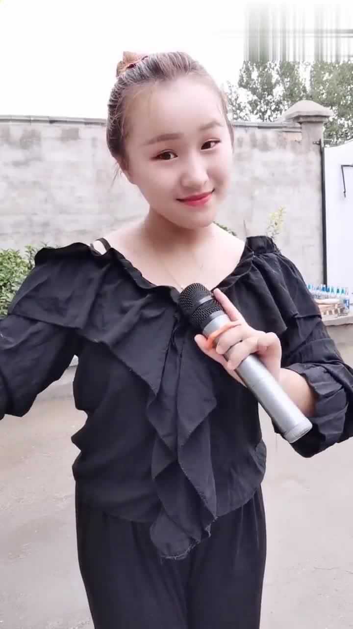 米儿妹演唱经典戏曲《风雪配》,小小年纪唱腔老练,精彩至极