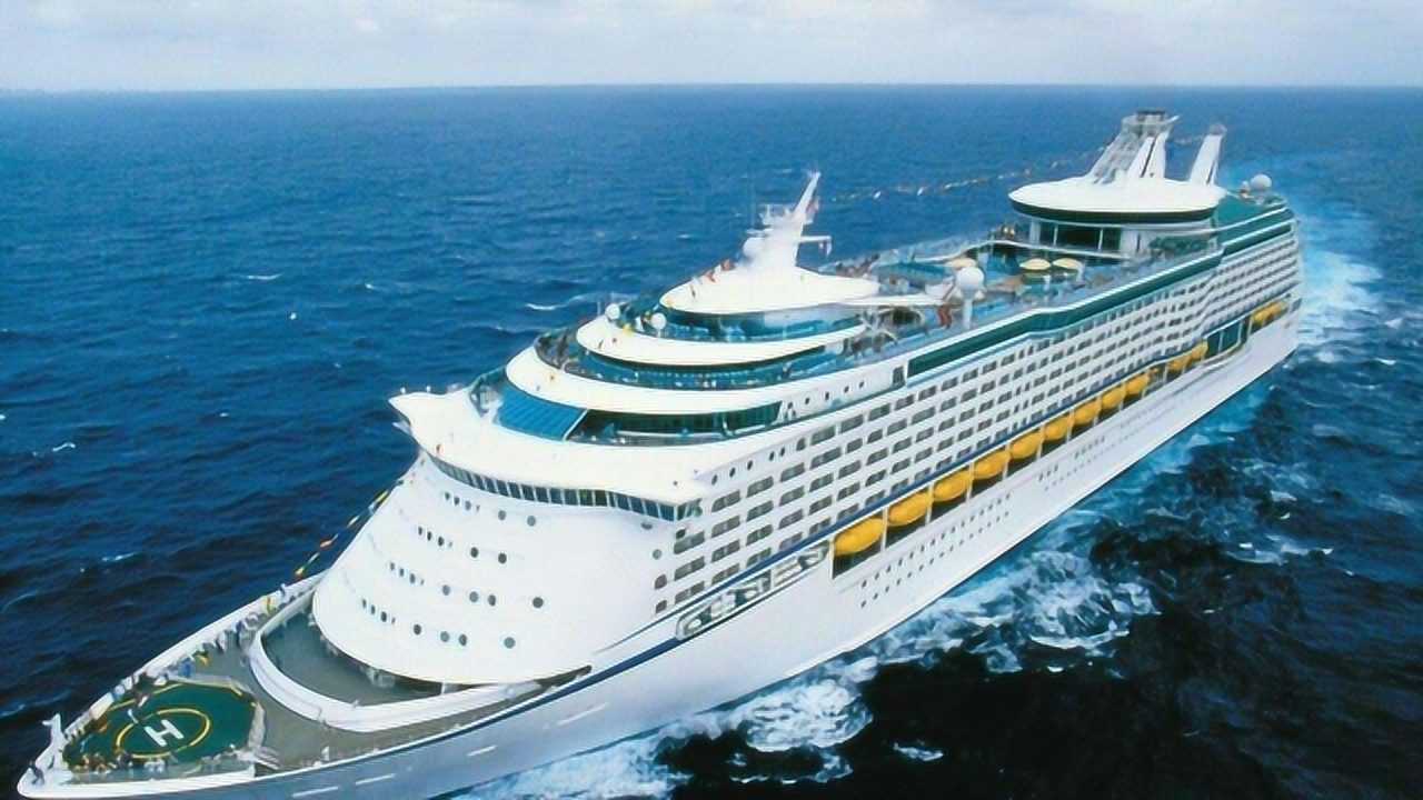 重庆造"世纪荣耀"号亮相上海滩 长江迎首艘新一代高端豪华游轮