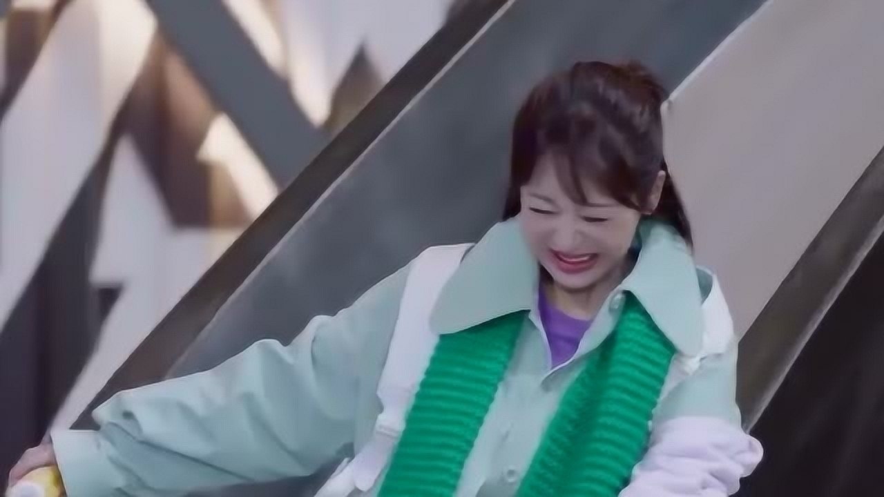 亲爱的热爱的佟年第一次去俱乐部玩滑梯尖叫被围观太呆萌了