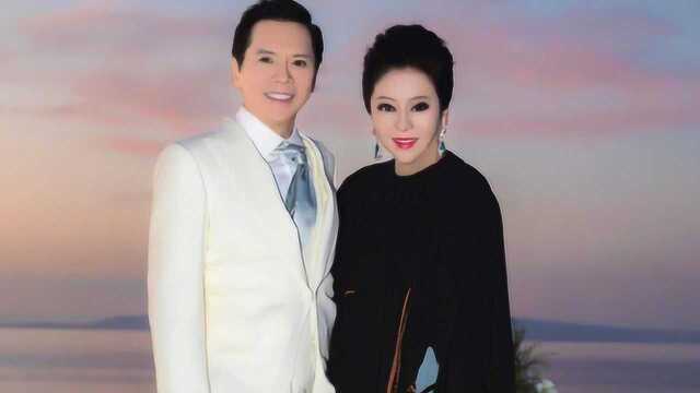 向太晒与老公合照庆祝结婚39年 黑白配携手站立花丛中