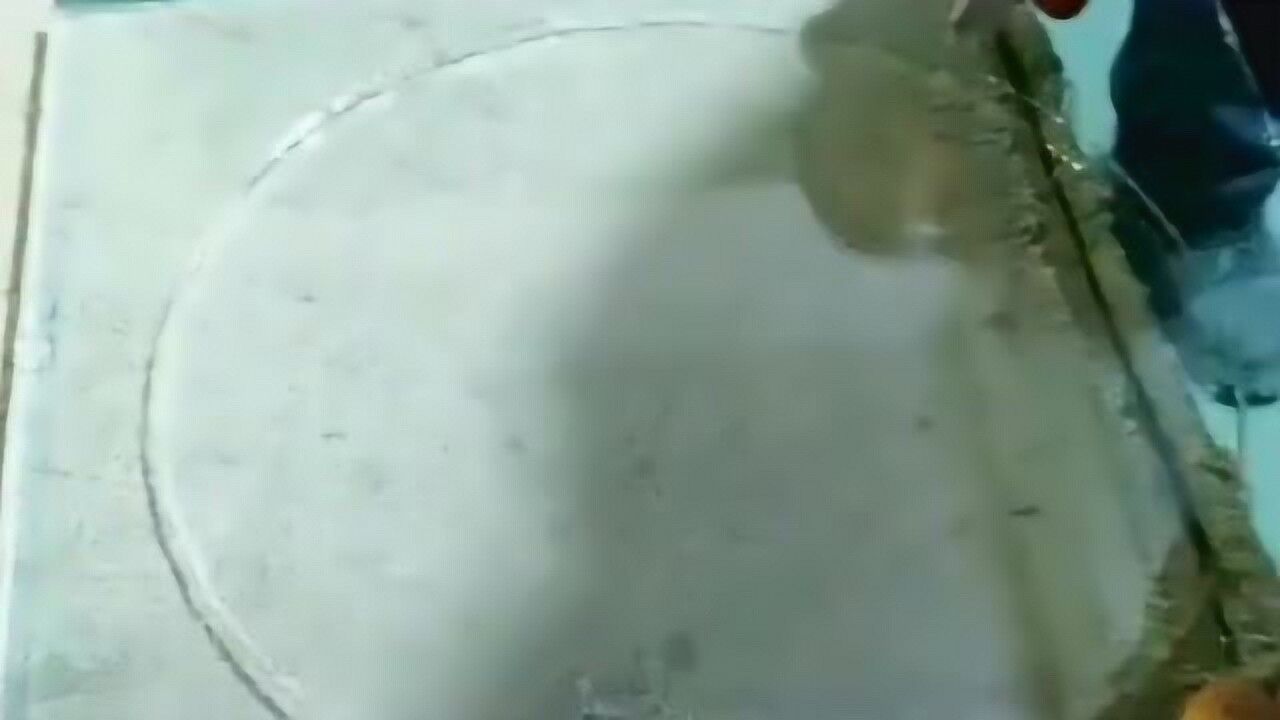 老师傅切割圆形玻璃,用工具随便转一圈,一分钟就搞定!_腾讯视频