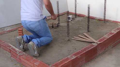 男子在家手工建房子，别看它小，扎钢筋混凝土一样都不能少