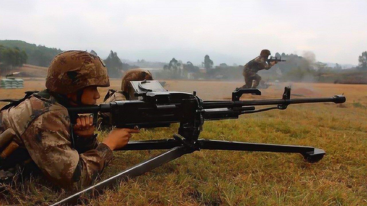 陆军第72集团军组织单兵专业射击训练重机枪连发让心脏狂跳