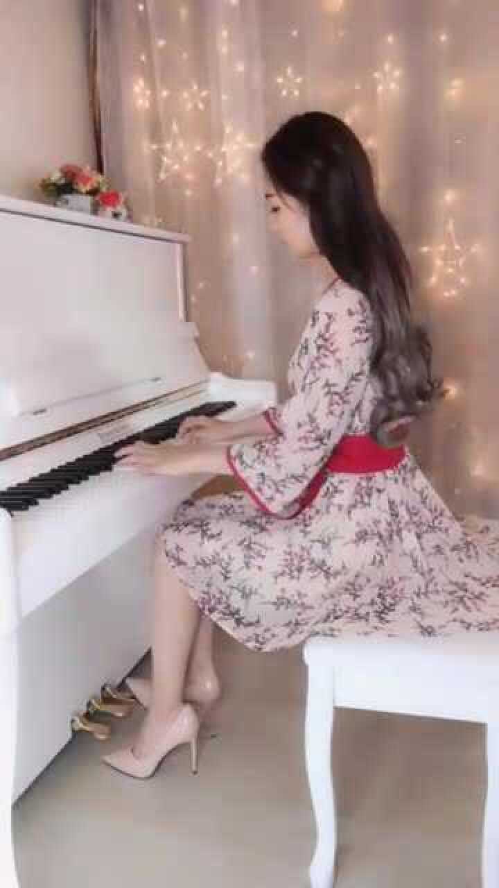 这是我的钢琴老师平时喜欢穿丝袜和高跟鞋这气质真是太迷人了