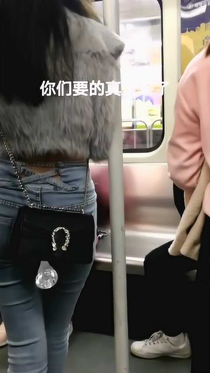 美女腿中间夹的东西你们第一眼看着像什么