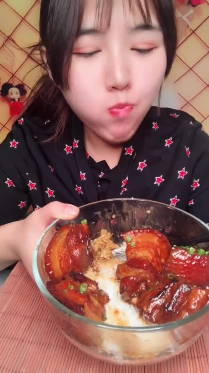 红烧肉汤泡饭嘎嘎鲜亮嗷嗷赞看美女吃得香喷喷的我都饿了