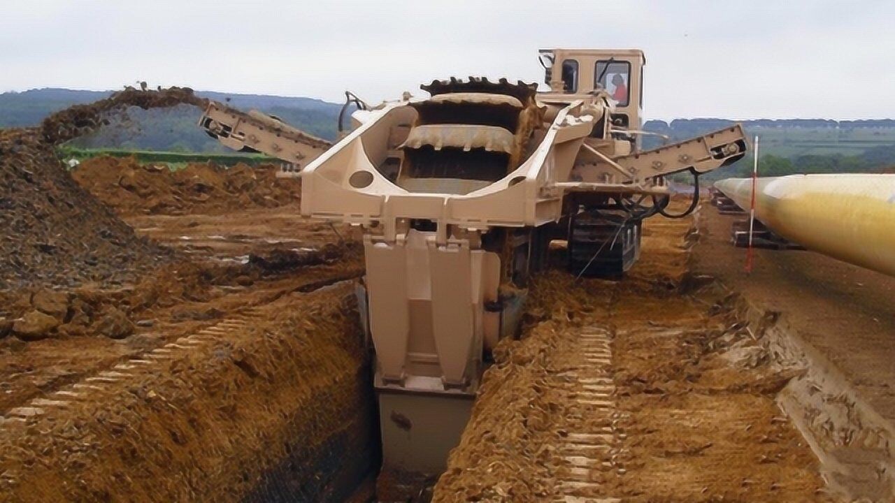 德国顶级重型挖沟机1800马力自重320吨掘地三尺不是问题