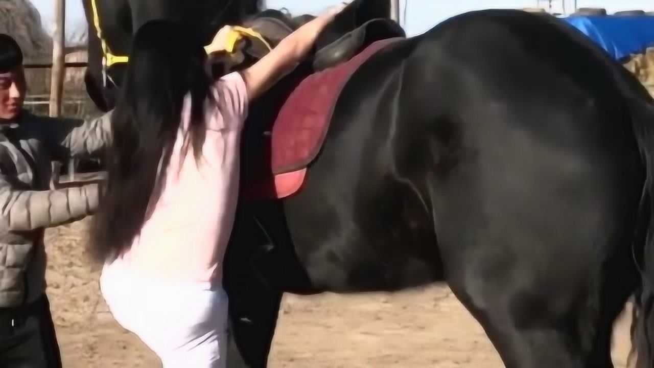 美女第一次骑马,骑马这动作感觉练习了好长时间.