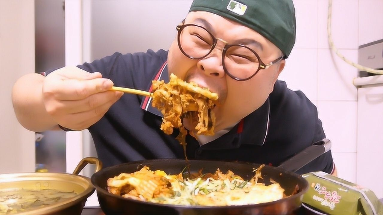 韩国吃播第一胖体重高达400斤却还大口吃肉停不下来网友不忍直视