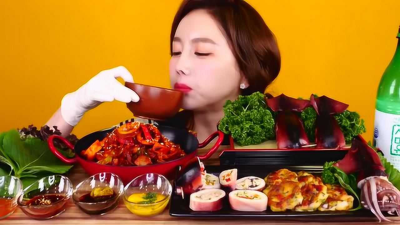 【韩国吃播】素英小姐姐吃乌贼,直接蘸酱吃,看饿