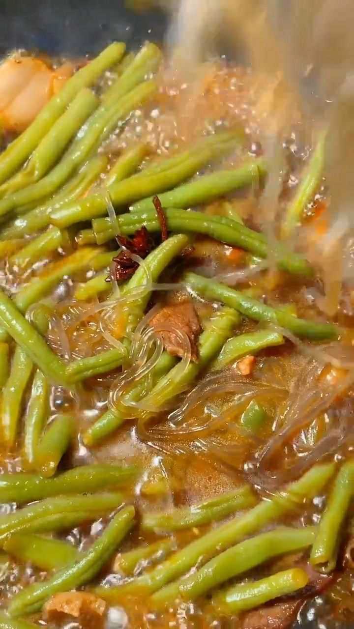 家常菜豆角炖粉条来了,这菜能整二两不