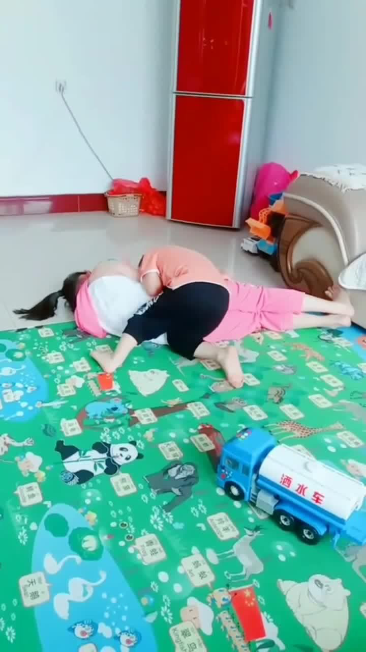 姐姐被弟弟压着起不来了,臭小子也就只有姐姐让着你