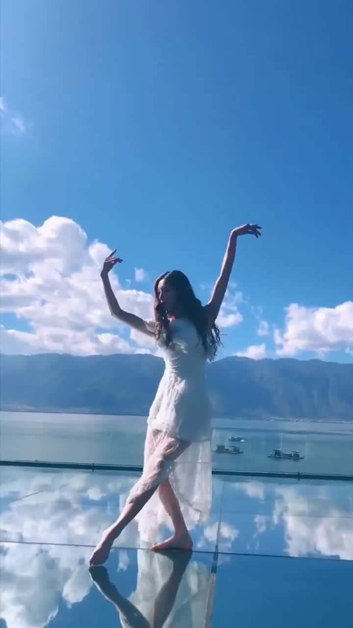 美女光脚跳舞舞姿优雅每一个动作都美轮美奂