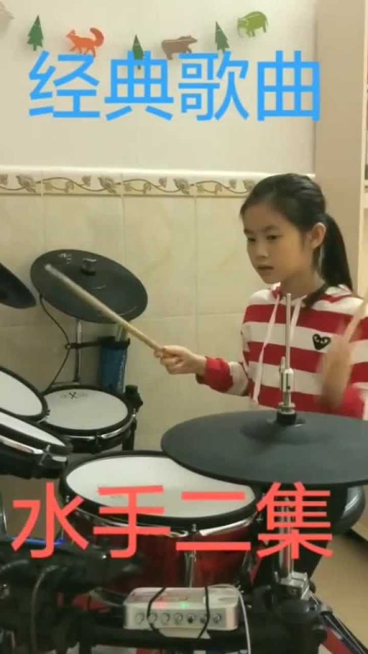 小美女圆圆家中学习架子鼓
