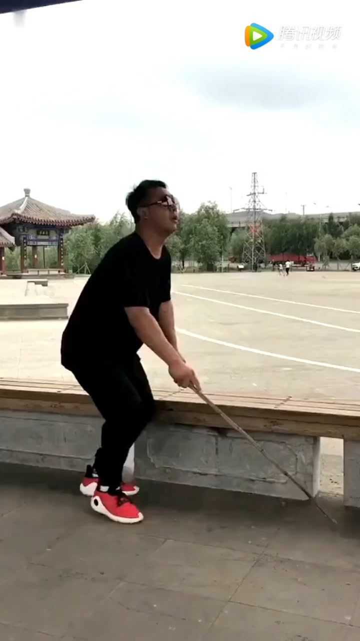 帅哥装盲人被美女发现