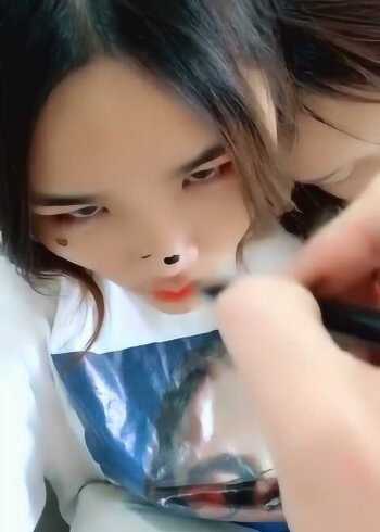 恶搞熟睡中的闺蜜的姐姐