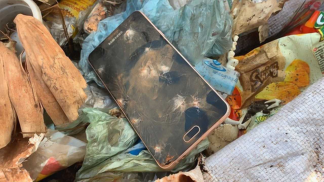 小哥垃圾堆捡到一台三星手机拿回家修复后简直赚翻了