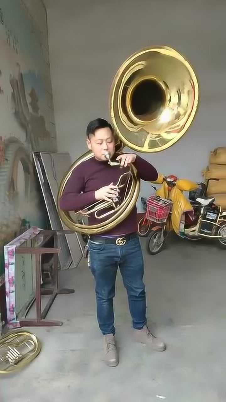 小伙挑战吹大号这种乐器不用麦克风直接吹就行了