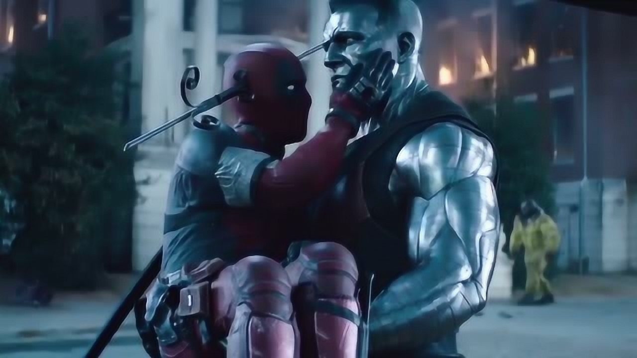 钢力士抱起死侍的那一刻我又相信爱情了