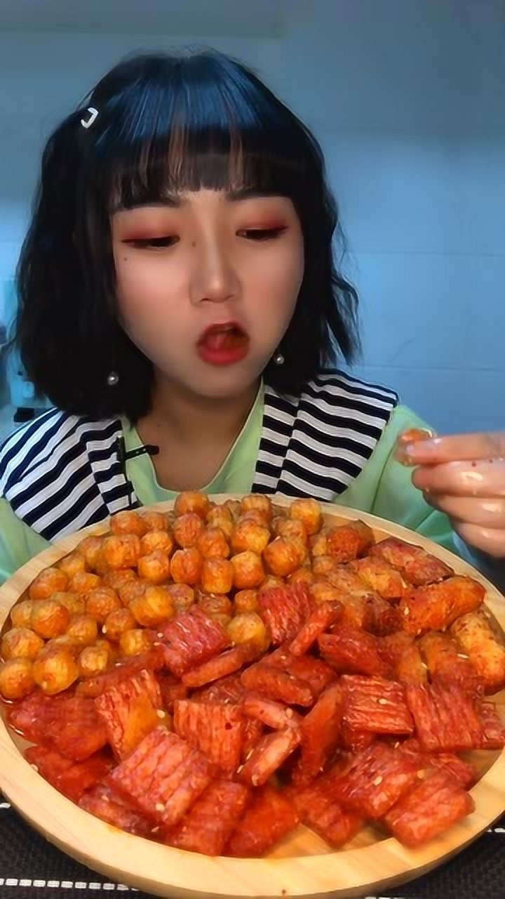 吃货美女吃辣条,真香