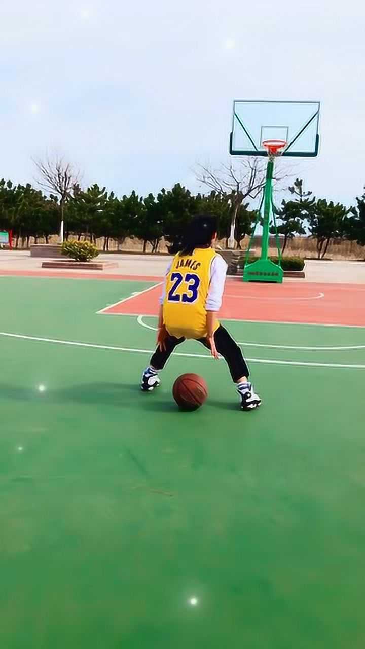 女生普遍的投篮姿势