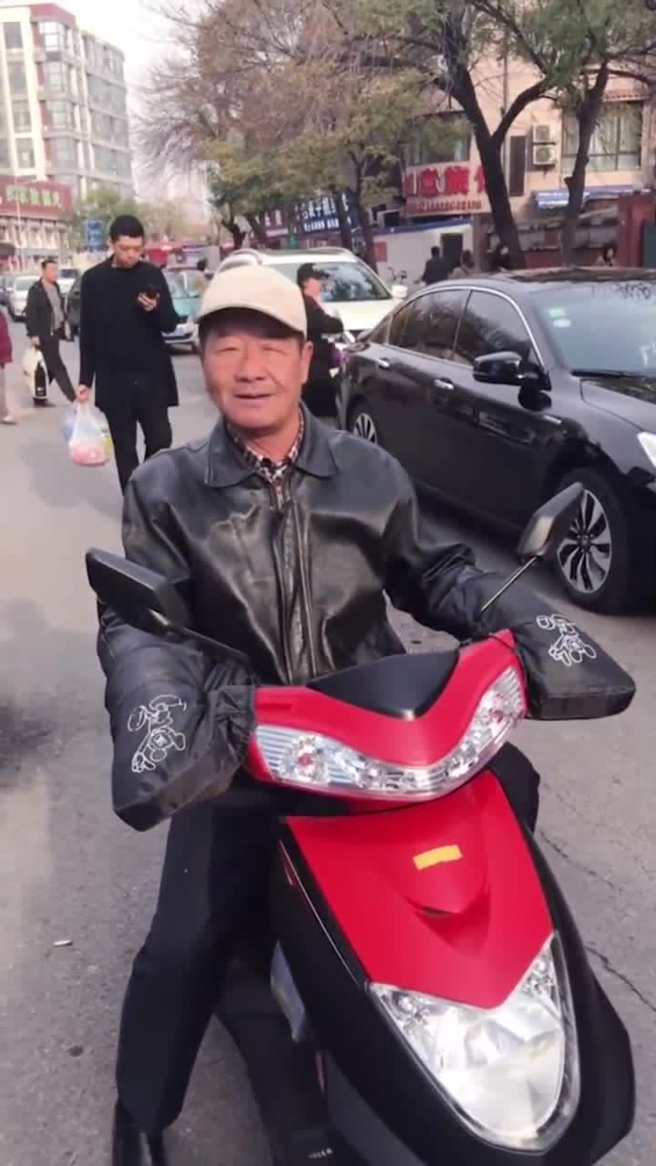 天津网红大爷又来了,想不到这首流行歌曲他也会唱