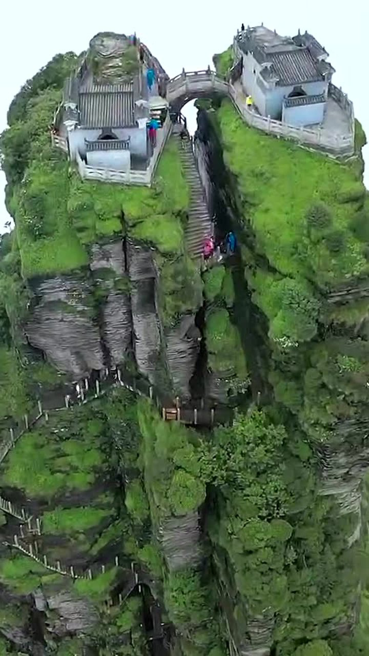 两座大山中间搭座桥,景色非常迷人吸引无数游人