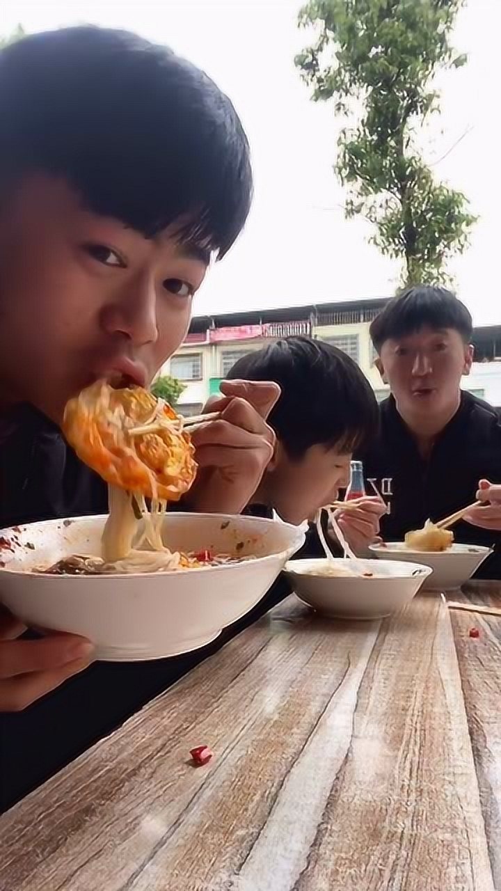 精神小伙跟伙伴上街吃粉