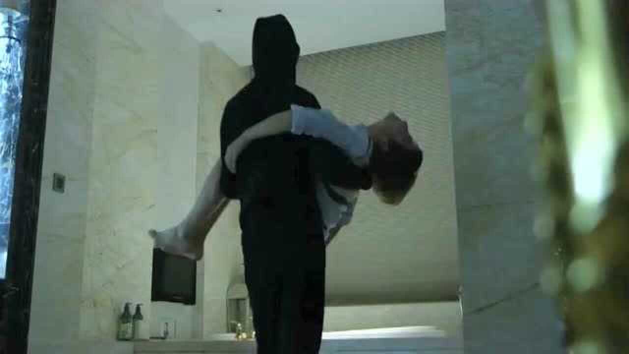 美女被神秘人放进浴缸，让她慢性身亡！_高清