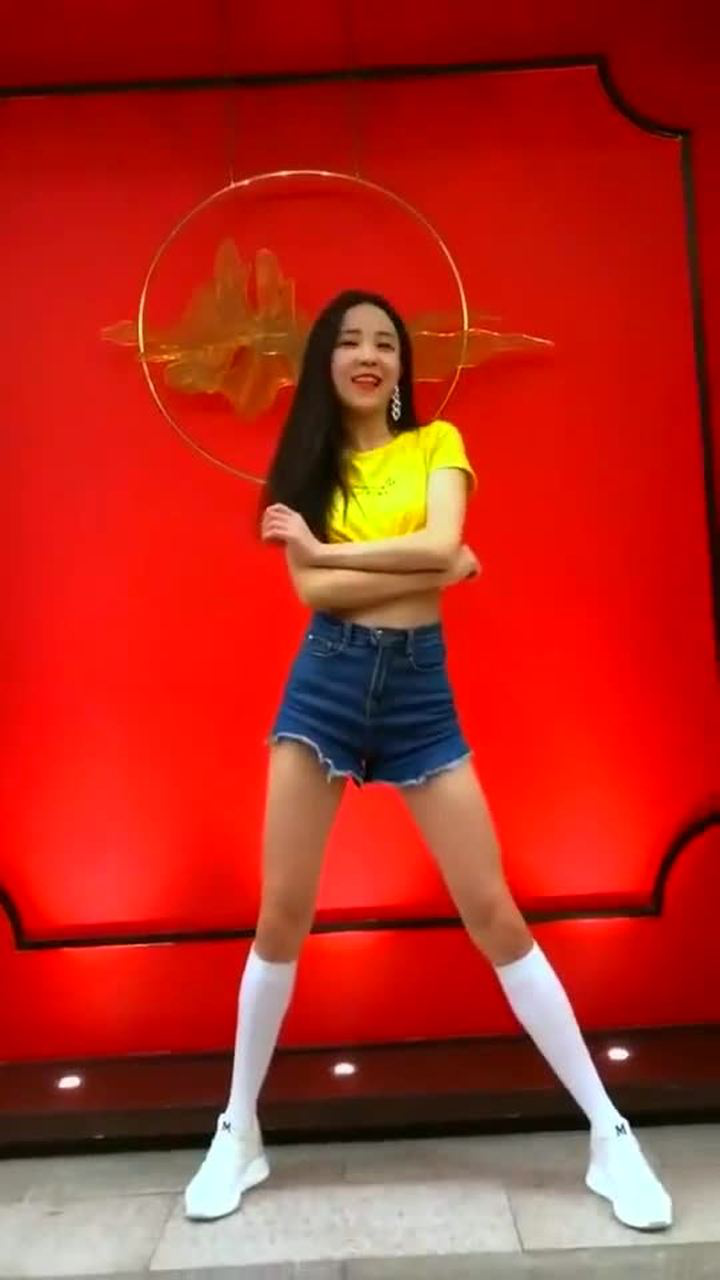 最近这个美女火了!这骑马舞跳得真是性感!越看越上瘾