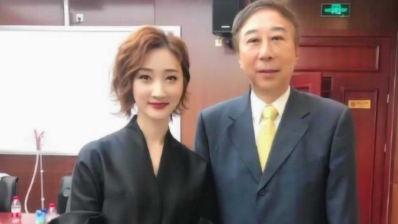冯巩一家近照老婆风韵犹存35岁儿子颜值一言难尽