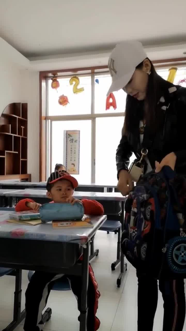 小马云的保姆真会打扮,天天都穿着名牌!