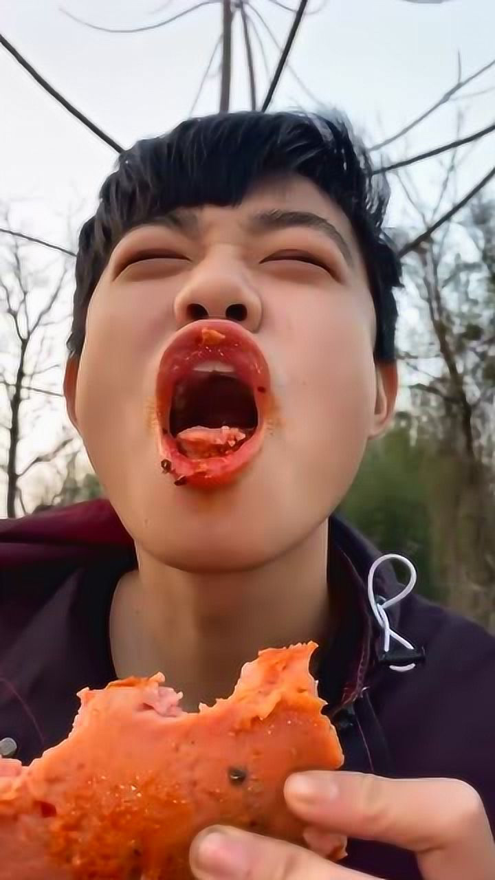 竹筒焖大火腿肠开吃辣到流口水