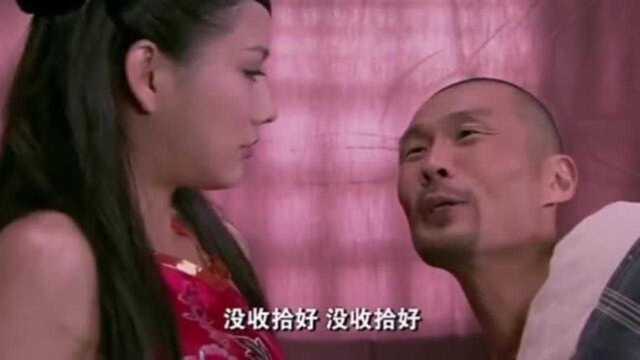 影视:美女被子里摸出一个酒瓶子很吃惊,男主真像李荣浩