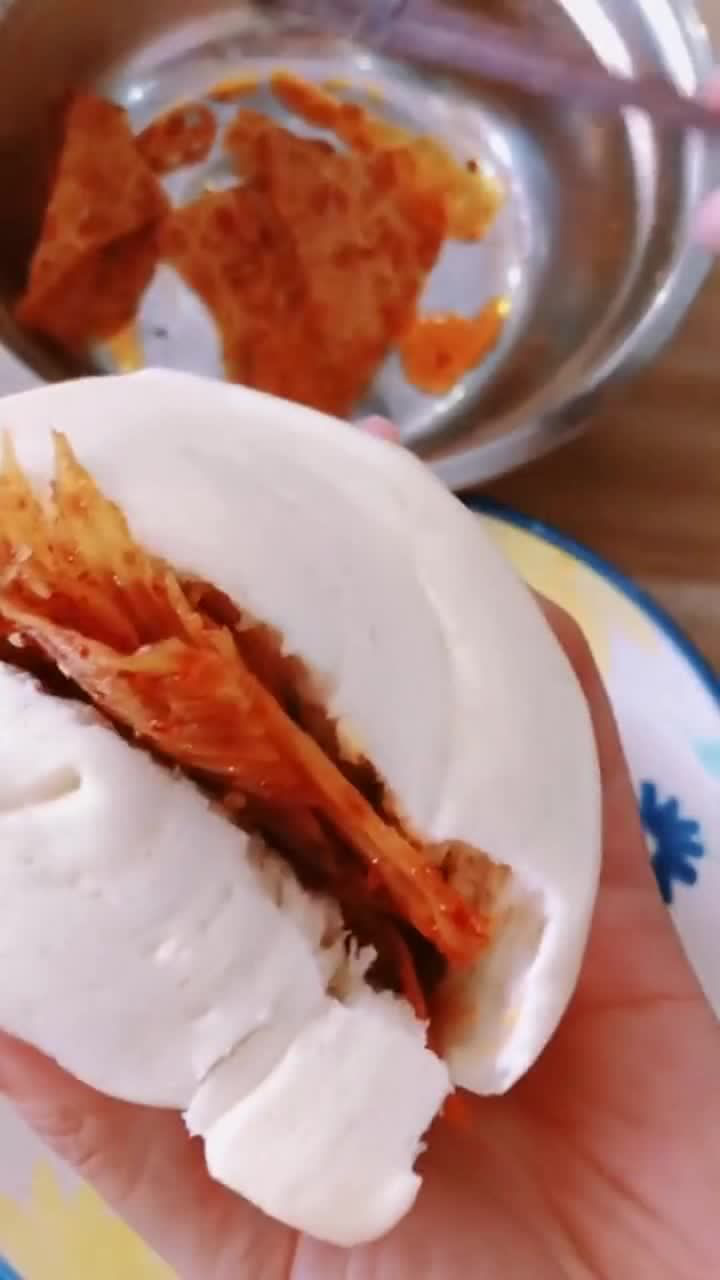小时候梦寐以求的辣片夹馍老婆说想吃多少都可以谁让咱家是开辣条厂的
